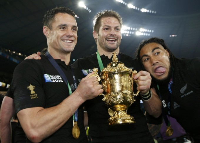 左がダン・カーター（中央リッチー・マコウ主将）